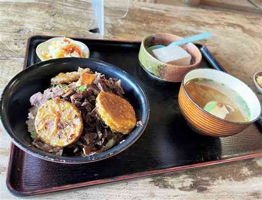 名物「馬丼」。馬肉の上にジャガイモの天ぷらがのっている