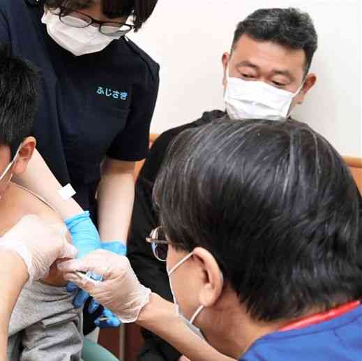 新型コロナウイルスワクチンの接種を受ける子ども＝宇城市（池田祐介）