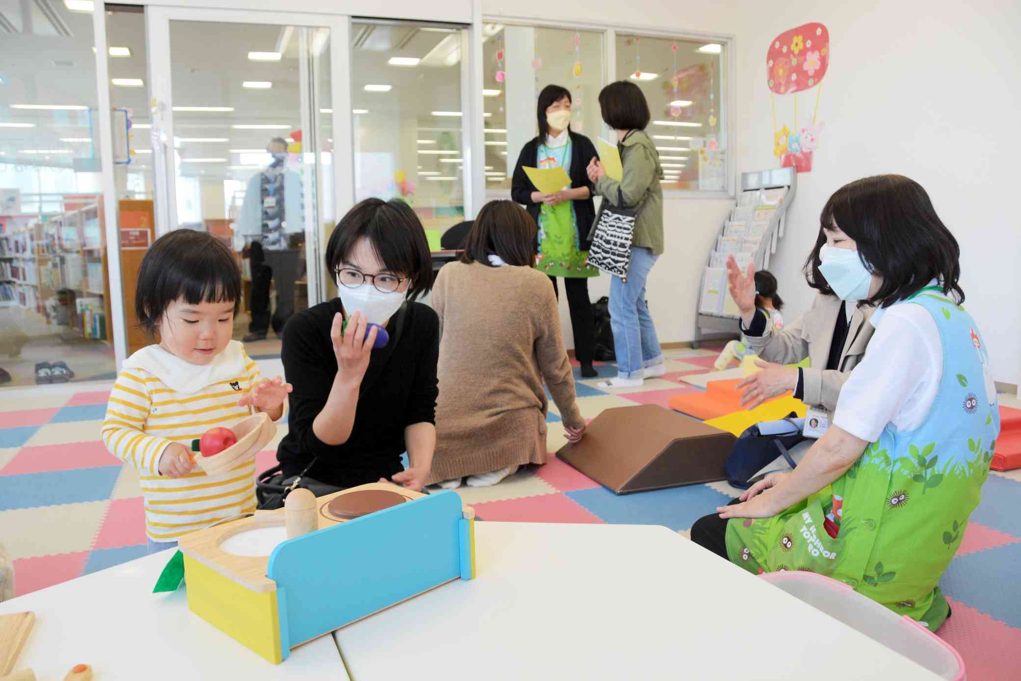 くまもと森都心プラザ内にオープンした「駅前子育てひろば」。転入世帯などの利用を想定する＝熊本市西区