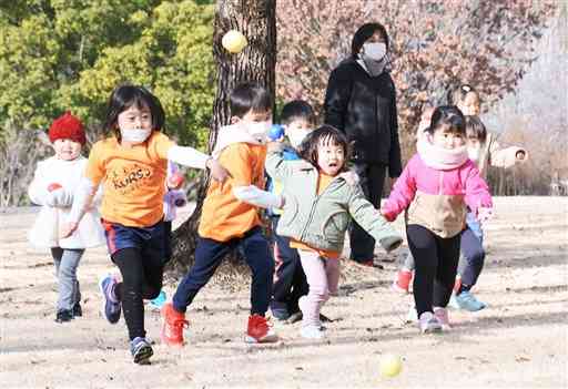 ボールを使って運動するKURSの子どもたち＝熊本市東区の県民総合運動公園