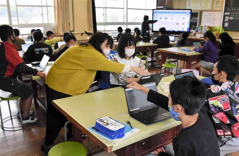 タブレット端末を使った山江村の小学校での授業風景。2015年から村内の小中学校で1人1台手当てされている