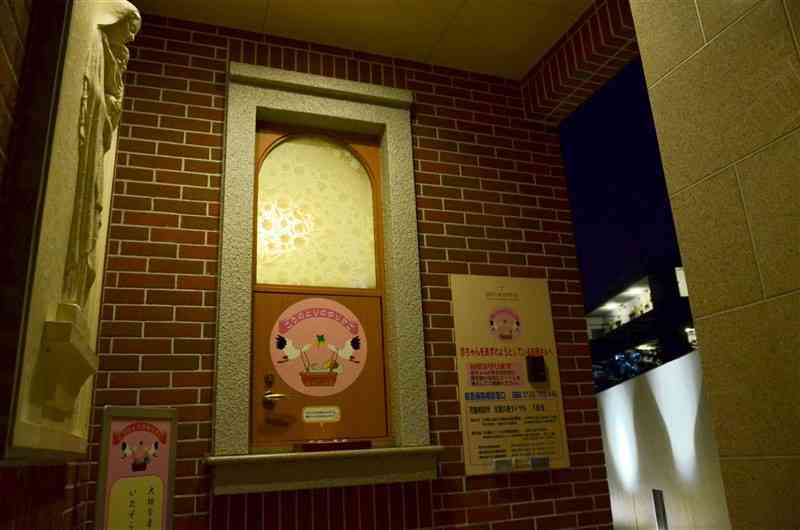慈恵病院の「こうのとりのゆりかご」。救いを求める母親たちが迷わないよう、夜間も扉の周辺だけが明るく照らされている＝熊本市西区
