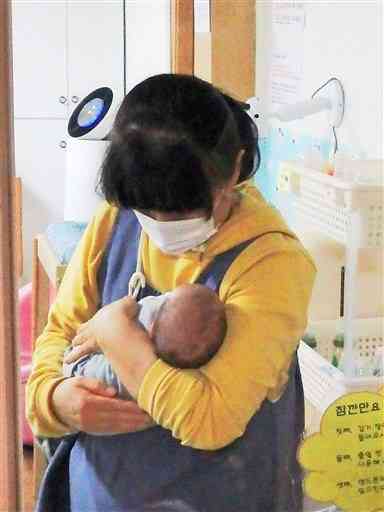 ベビーボックスの視察前日に預けられた生後2カ月の男児＝2020年2月、韓国・ソウル市