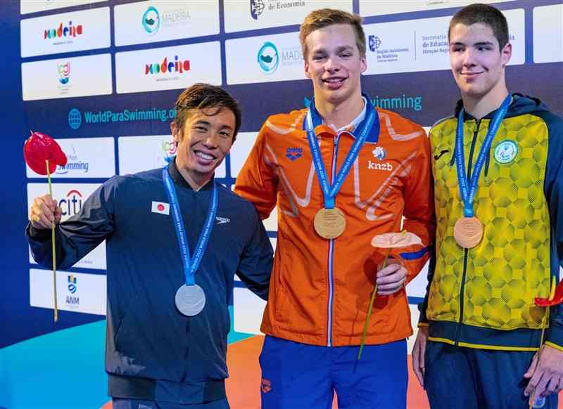 6月にポルトガルで開かれたパラ競泳の世界選手権で銀メダルを獲得し、写真に納まる富田宇宙（左）ら＝ポルトガル・フンシャル