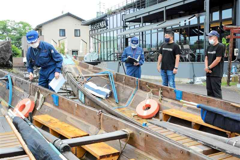 「球磨川くだり」への安全指導で舟の状況を確認する九州運輸局の担当者ら（左の2人）＝人吉市