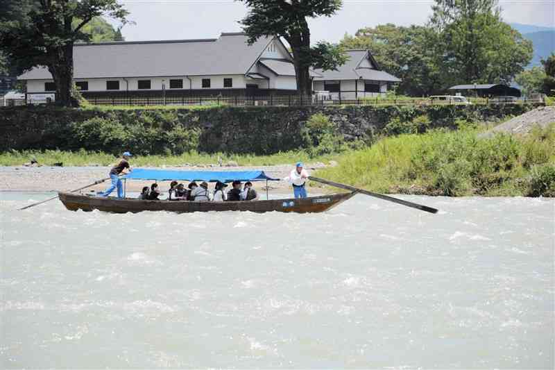 熊本豪雨による被災から2年ぶりに運航を再開した球磨川下り＝人吉市