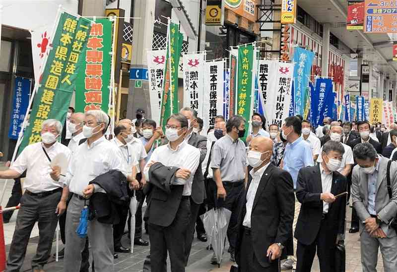 参院選に立候補した自民党候補の出陣式。会場には業界団体の旗が並んだ＝6月22日、熊本市中央区の新市街アーケード