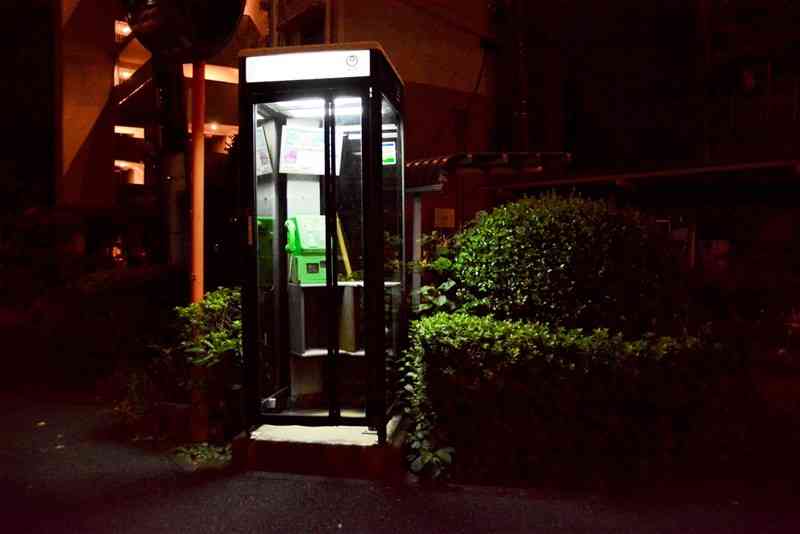夜の電話ボックス。みそぎさんはある町の電話ボックスに遺棄されていた