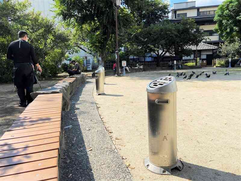 昼時になるとたばこを吸う人が集まる蓮政寺公園＝熊本市中央区