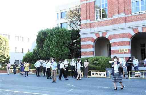 殺人事件の裁判員裁判を前に傍聴希望者らが並ぶ熊本地裁＝2021年10月
