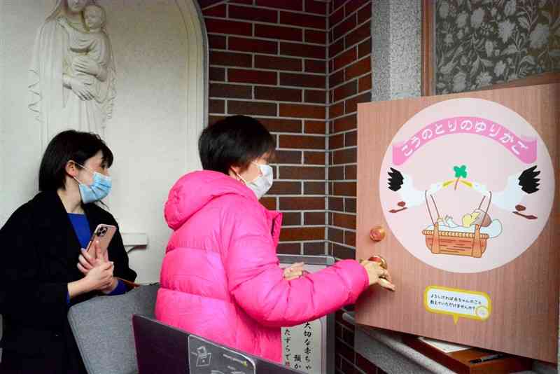 慈恵病院を視察したモルゲンロートの関係者と江東区議ら＝10月27日、熊本市西区