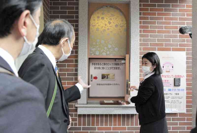 慈恵病院の「こうのとりのゆりかご（赤ちゃんポスト）」を視察する北海道議員ら＝17日、熊本市西区