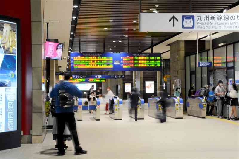 JR熊本駅の新幹線改札口。「内密出産」を希望して新幹線で移動し、車内で陣痛が始まった女性もいた＝熊本市西区