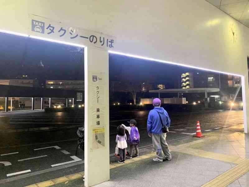 JR熊本駅新幹線口のタクシー乗り場。車両の姿はない＝11月29日午後10時半ごろ、熊本市西区