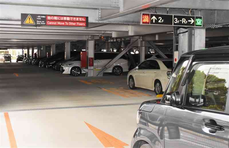 熊本空港の立体駐車場。「一度この階に入ると、他の階には移動できません」という注意書きがある＝益城町