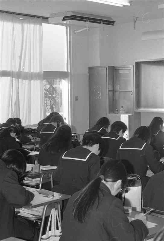 エアコンが設置された教室で課外授業を受ける第一高校の生徒たち＝1988年