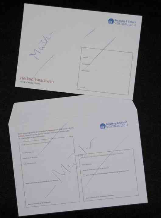 ドイツの出自証明書。上の証明書に母親の本名を書き、下の封筒には仮名を記す。手書きで「見本」と書いてある