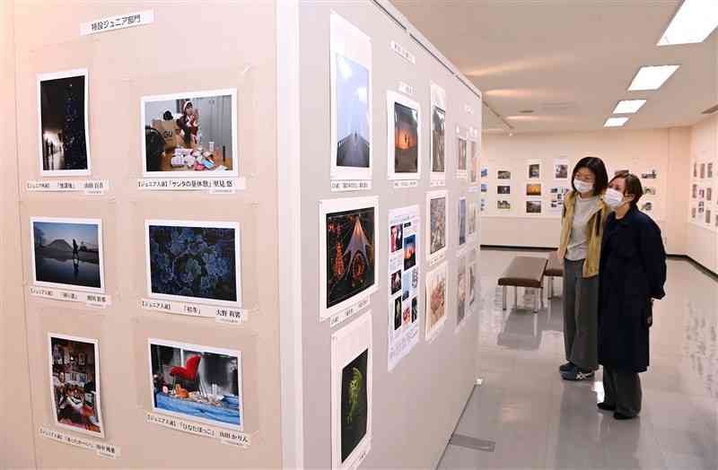 新聞博物館で始まった熊日フォト・サークルの2022年月例写真コンテスト入賞作品展＝6日午前、熊本市中央区