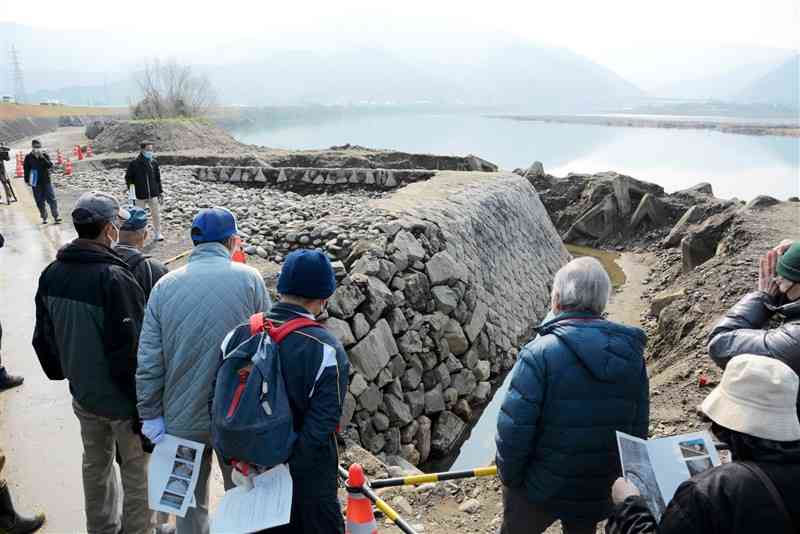 球磨川萩原堤防に設けられた「丸はね」を見学する市民ら＝八代市