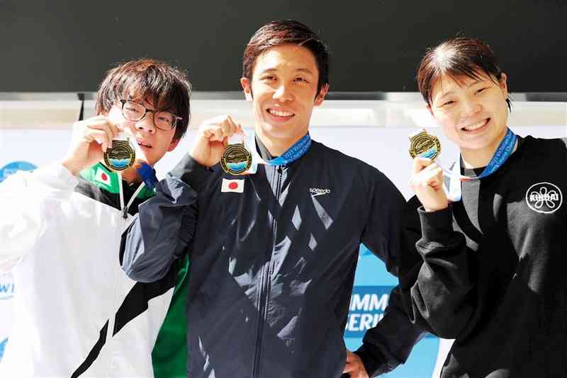 パラスイミングワールドシリーズのメルボルン大会の100メートルバタフライなどでメダルを獲得した富田宇宙さん（中央）＝2月、オーストラリア（本人提供）