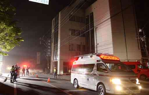 震度７の「本震」に襲われた東熊本病院。揺れが収まると、急いで救急車が発進した＝４月１６日午前１時３０分すぎ、益城町惣領（岩崎健示）