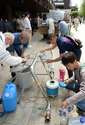 給水車から水を受け取る住民ら＝４月１６日、熊本市中央区の熊本市役所（横井誠）