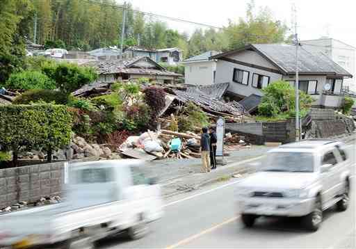 多くの建物が倒壊した寺迫地区。右奥の傾いた家屋は富田賢一さん方。左隣は富田知子さんが亡くなった家屋＝８日、益城町（岩崎健示）