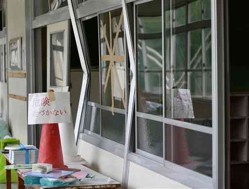 熊本市の指定避難所の東野中。校舎の窓枠が曲がるなどして、立ち入り禁止になった＝５月１０日（大倉尚隆）