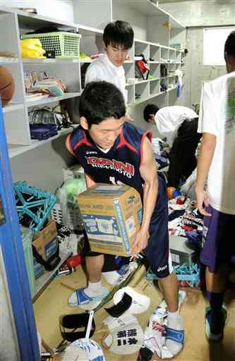 地震で物が散乱した部室を片付ける男子バスケットボール部員たち＝５月１０日、第二高