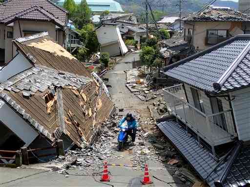 熊本地震で軒並み倒壊した家屋＝４月２２日、益城町寺迫（農孝生）