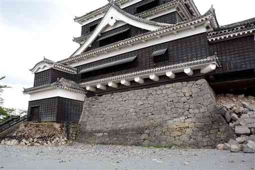 石垣が崩落した天守閣。周辺には落ちた瓦が粉々になっていた＝熊本市中央区