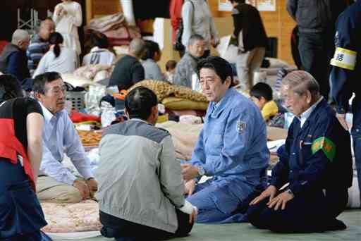 西原村の避難所を訪れ、被災者を見舞う安倍晋三首相。４月中に２度、被災地に入った＝４月２９日