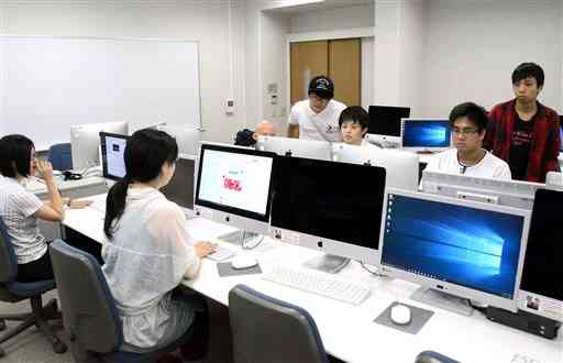 県内の大学生でつくる「サイバー防犯ボランティア」はインターネット上をパトロールして熊本地震に関するデマがないか警戒を続けている＝熊本市中央区