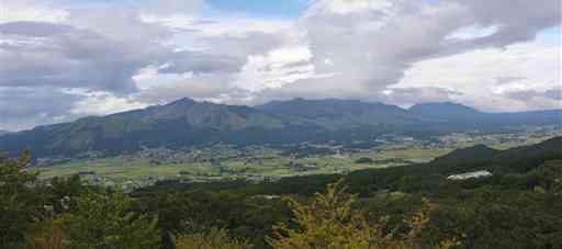 南外輪山から見た南郷谷や阿蘇の山々