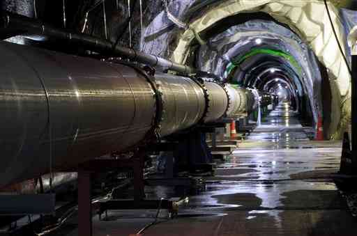 地下のトンネル内にある重力波望遠鏡「かぐら」の一部。パイプの中をレーザー光が往復して、空間のゆがみを検出する（東京大宇宙線研究所提供）
