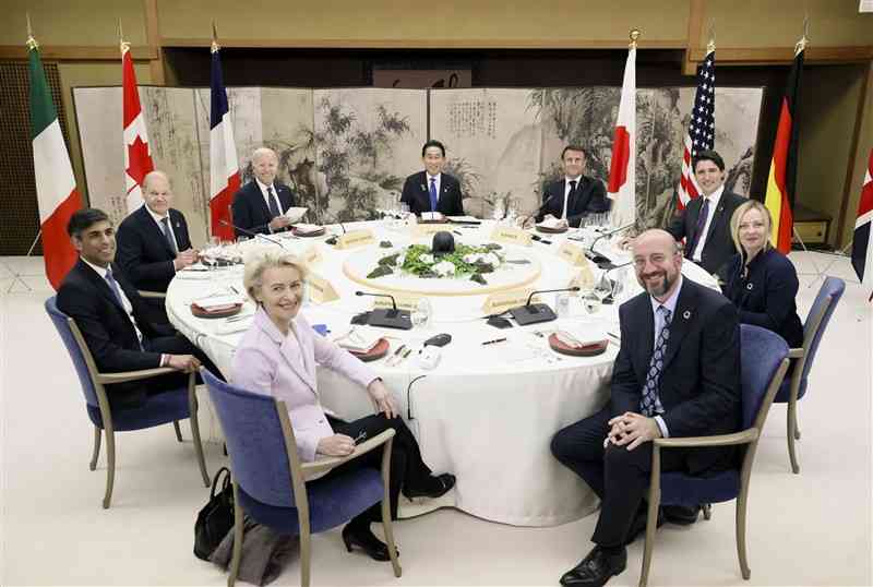 会議の席についたG7首脳ら。奥中央は岸田首相＝19日、広島県廿日市市の宮島