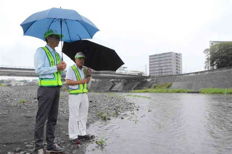 白川を前に「6・26水害」について語る田尻康博さん（右）と松村誠一さん＝6月8日、熊本市中央区