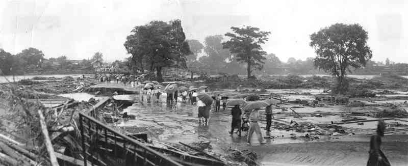 「6・26水害」の発生から一夜明けた子飼橋左岸の一帯。住宅は濁流に流されて跡形もなくなっていた＝1953年6月27日、熊本市