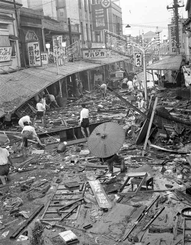 「6・26水害」の発生から一夜明けた上通商店街。大量の漂流物や泥で埋まっていた＝1953年6月27日、熊本市