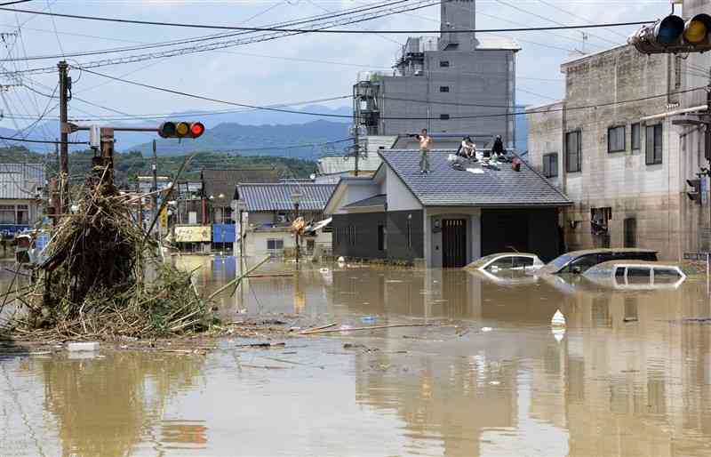熊本豪雨で球磨川や支流が氾濫し、浸水した人吉市中心部。屋根に避難した住民が救助を求めていた＝2020年7月4日、人吉市