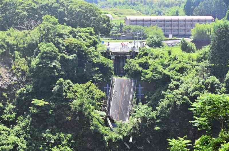 熊本地震で崩落し、峡谷に引っかかった状態で固定された旧阿蘇大橋の一部＝6日、南阿蘇村
