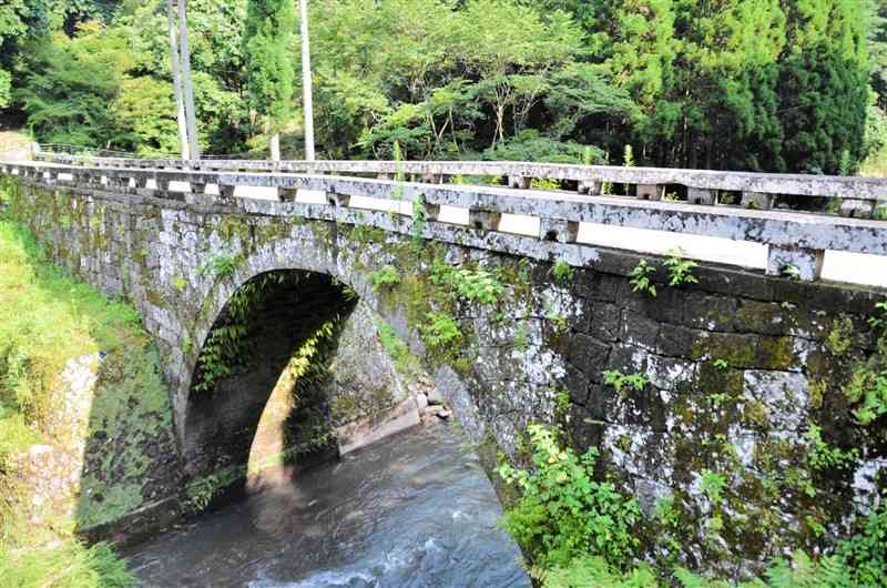 熊本地震で崩れた石垣が修復され、元の姿に戻った「八勢目鑑橋」＝6日、御船町