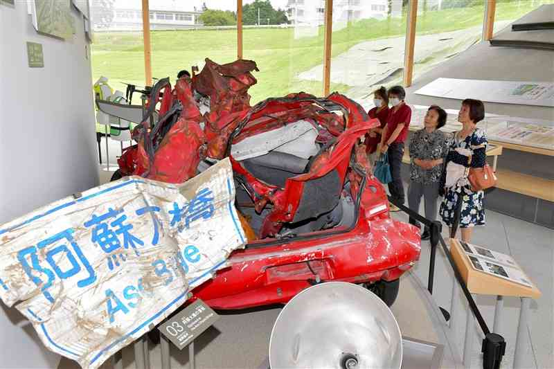 熊本地震で土砂によって押しつぶされた車などを展示する「KIOKU」＝14日、南阿蘇村（上杉勇太）