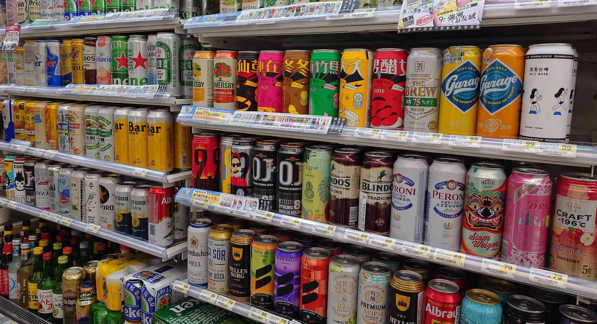 コンビニの店頭には大手メーカーのビールだけでなく、クラフトビールもたくさん並んでいます＝８月２日、台北（ＮＮＡ撮影）