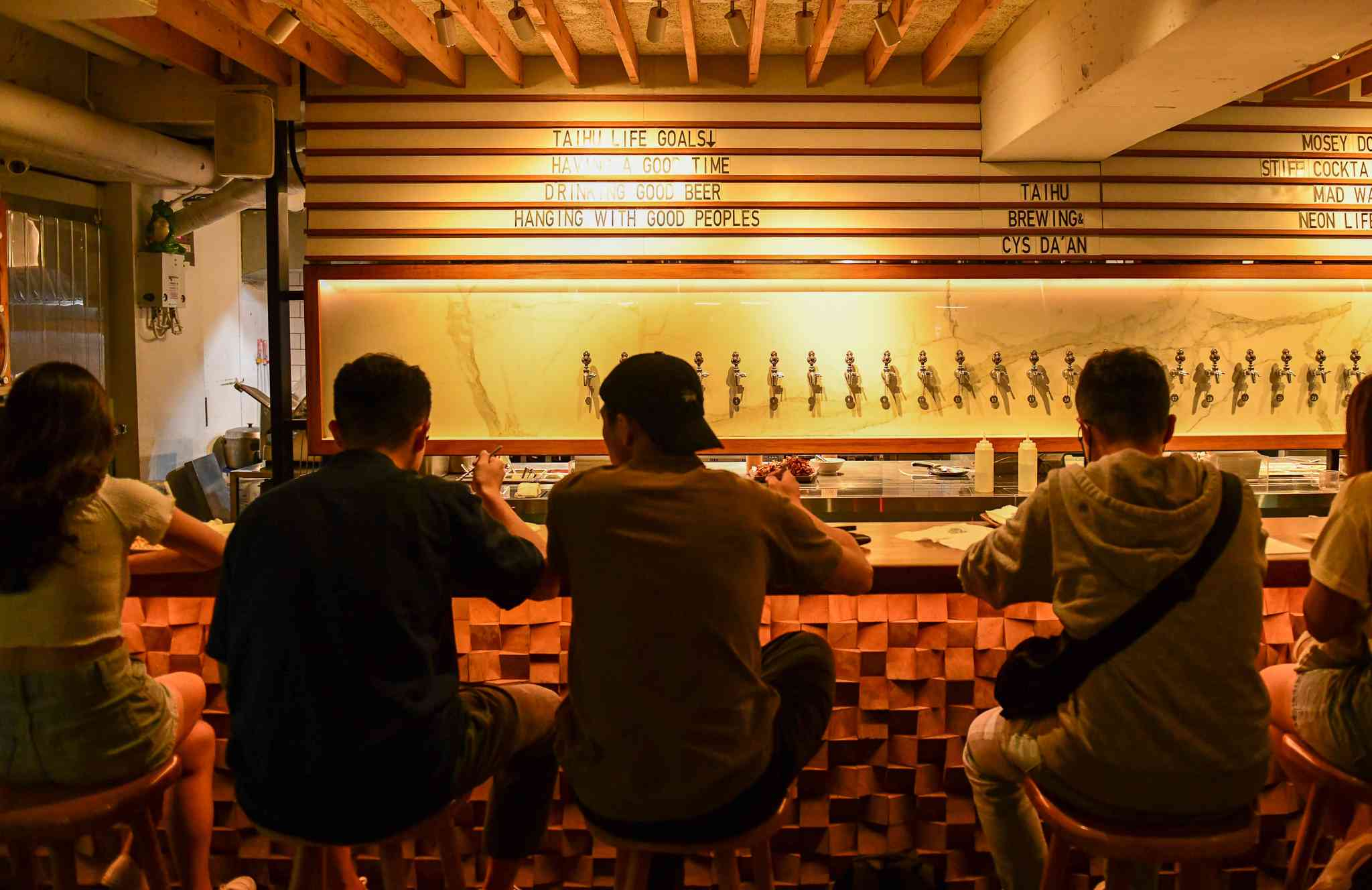 台虎精醸のタップルームはカウンター席も備えています＝７月17日、台北（ＮＮＡ撮影）
