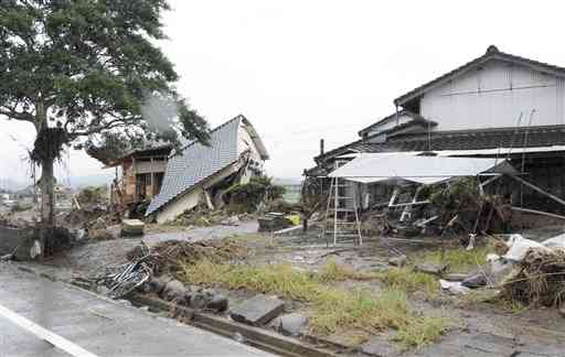 球磨川が氾濫し、甚大な被害が出た人吉市下薩摩瀬町。町内だけで高齢者５人が犠牲になった＝７月１６日