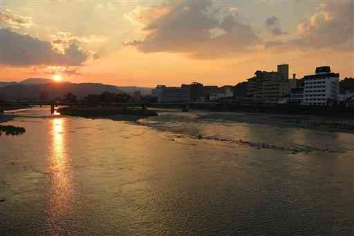 熊本豪雨から３カ月。甚大な被害をもたらした球磨川は清流が戻り、川面は夕日に染まった＝３日午後５時４０分ごろ、人吉市（小野宏明）