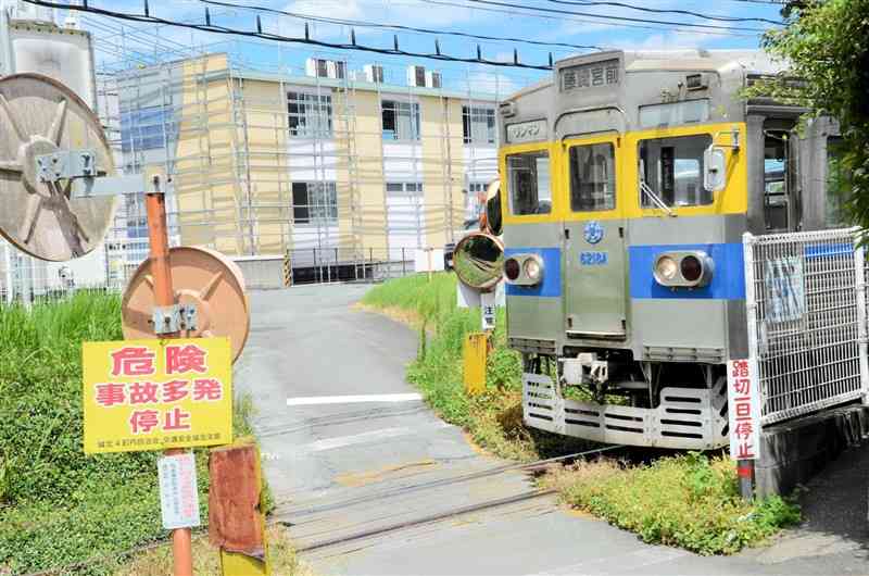 熊本電鉄の堀・新1号踏切。警報機も遮断機もなく、車と列車の衝突事故が相次いでいる＝4日、熊本市北区
