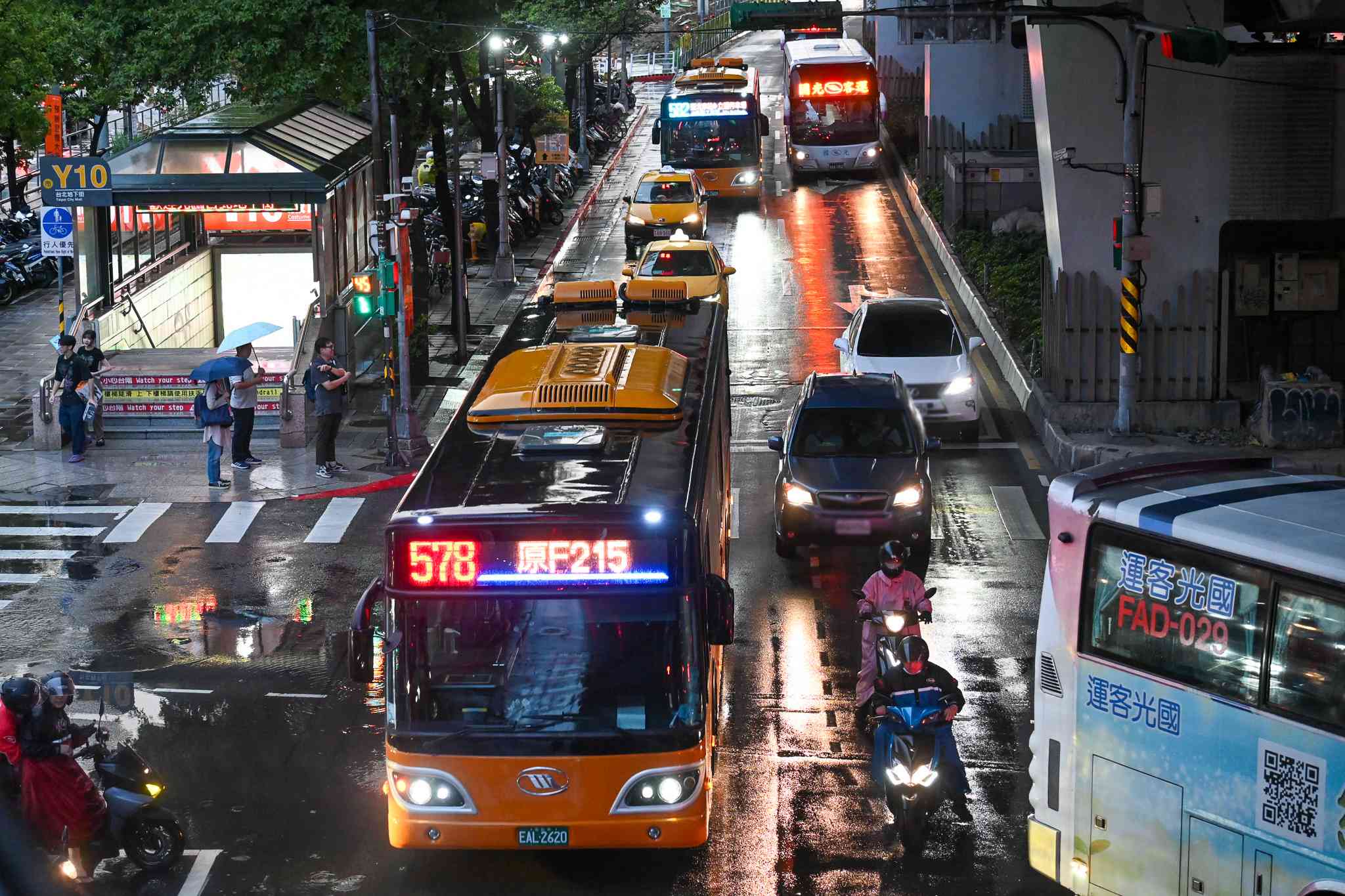 ▲夕方の帰宅ラッシュを迎えた台北中心部。路線バスやタクシー、自動二輪車などで混雑します＝９月１日（ＮＮＡ撮影）