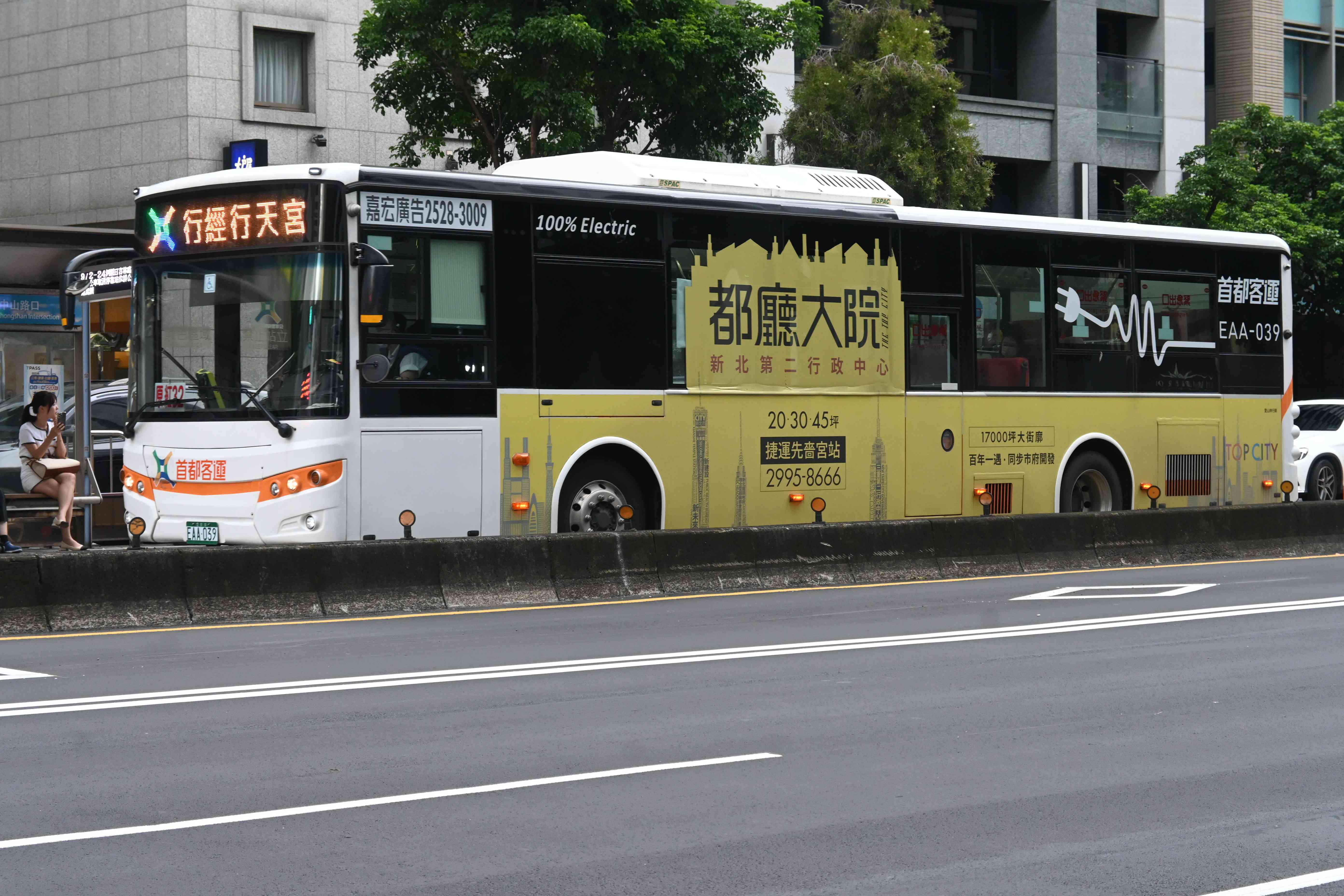 ▲台北では最近、電動バスを見かけることが増えてきました＝９月４日、台北（ＮＮＡ撮影） 　